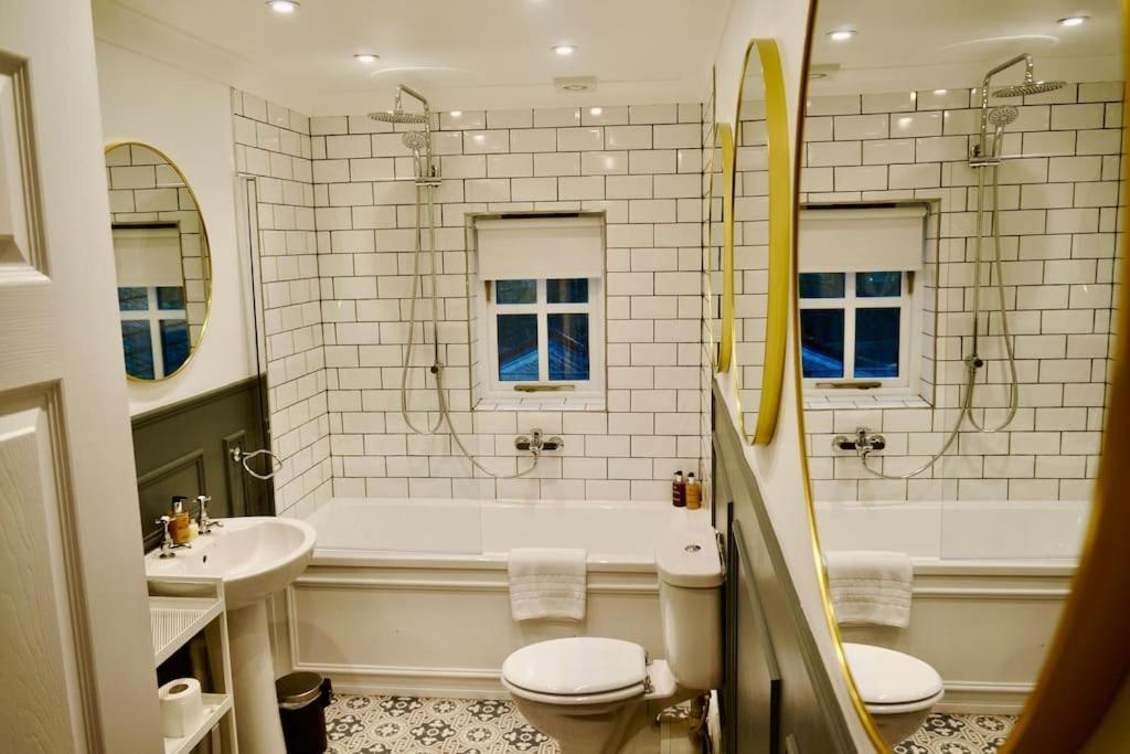 Апартаменты Epic Location, Views & Large Private Terrace Виндзор Экстерьер фото